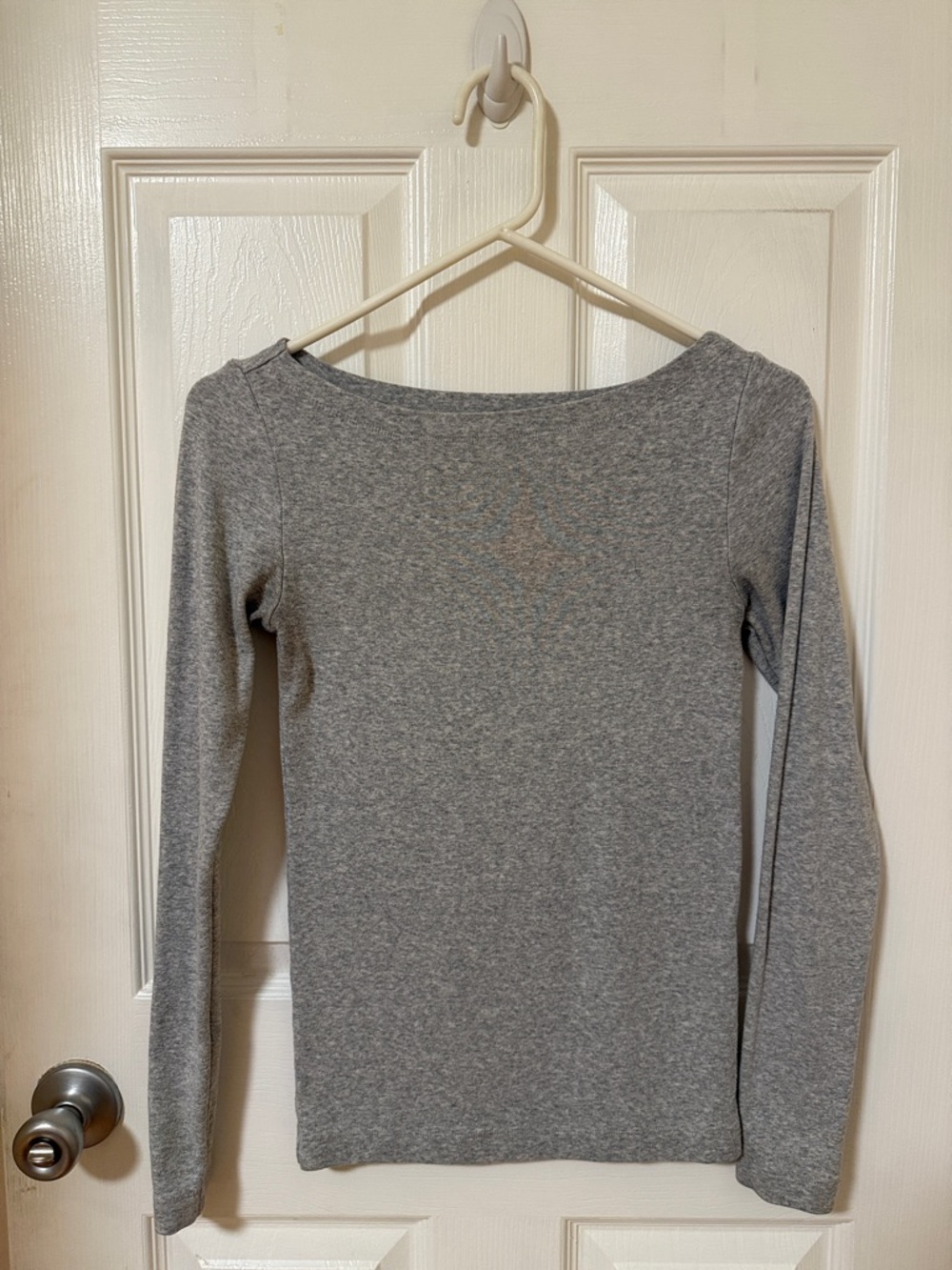 GAP Boat Neck Long Sleeves T-Shirt. Women's Gray Casual Everyday Shirt